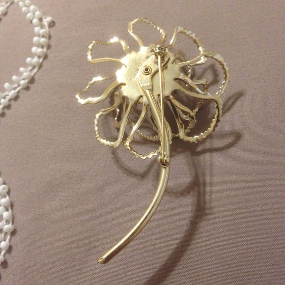 Flower rhinestone brooch - Picture 3 of 5